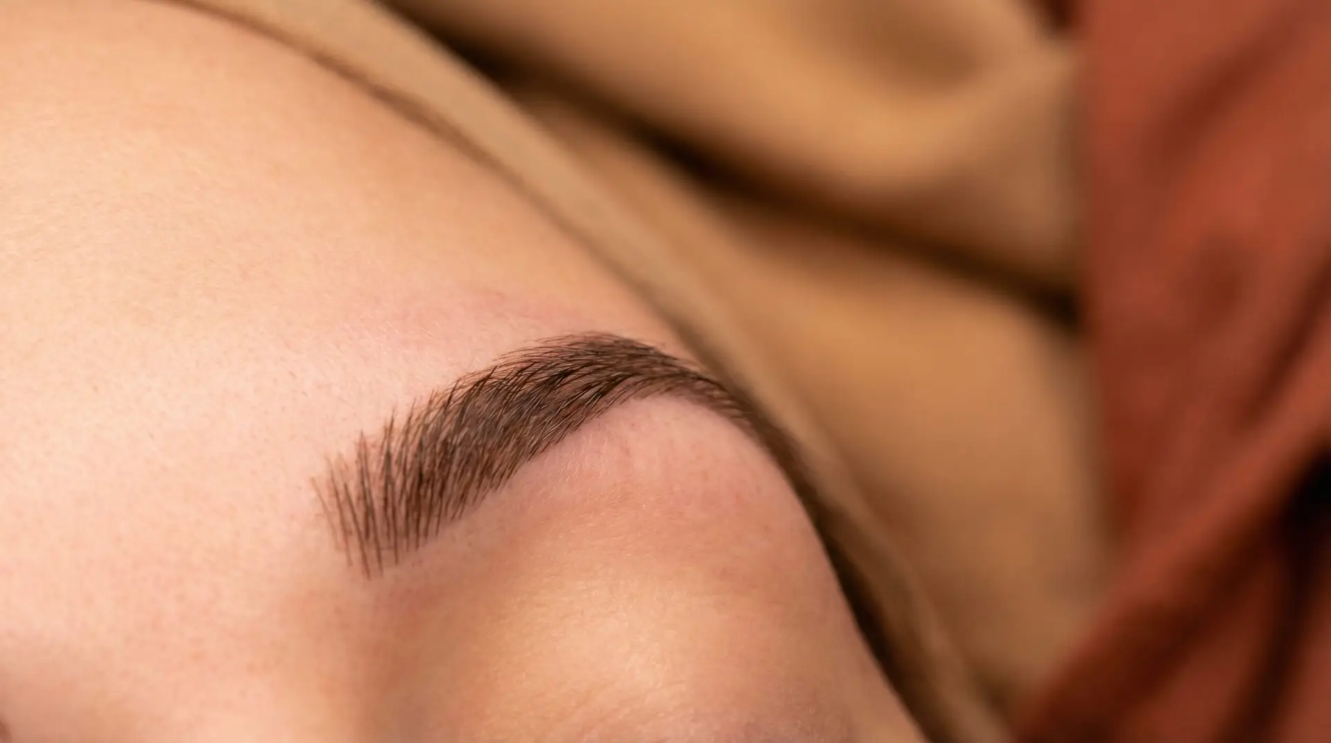 Brow Lift resultat hos Brows & Beauty i Aarhus. Brow Lamination med bryn styling