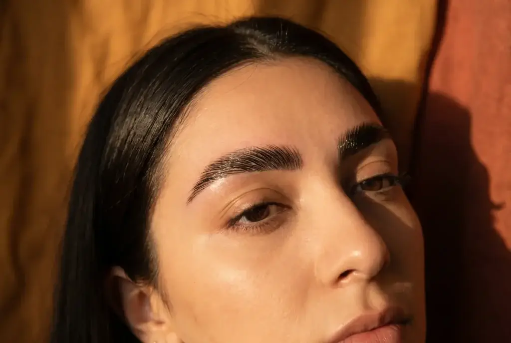 Sleek Brows og Polished Brows hos Brows & Beauty i Aarhus med Brow Lift og Brow Lamination for glatte, kontrollerede og definerede bryn