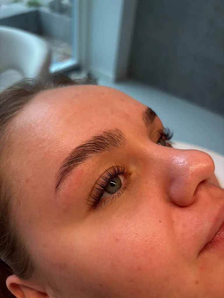 Brow Lift resultat med løftede og veldefinerede bryn hos Brows & Beauty Aarhus