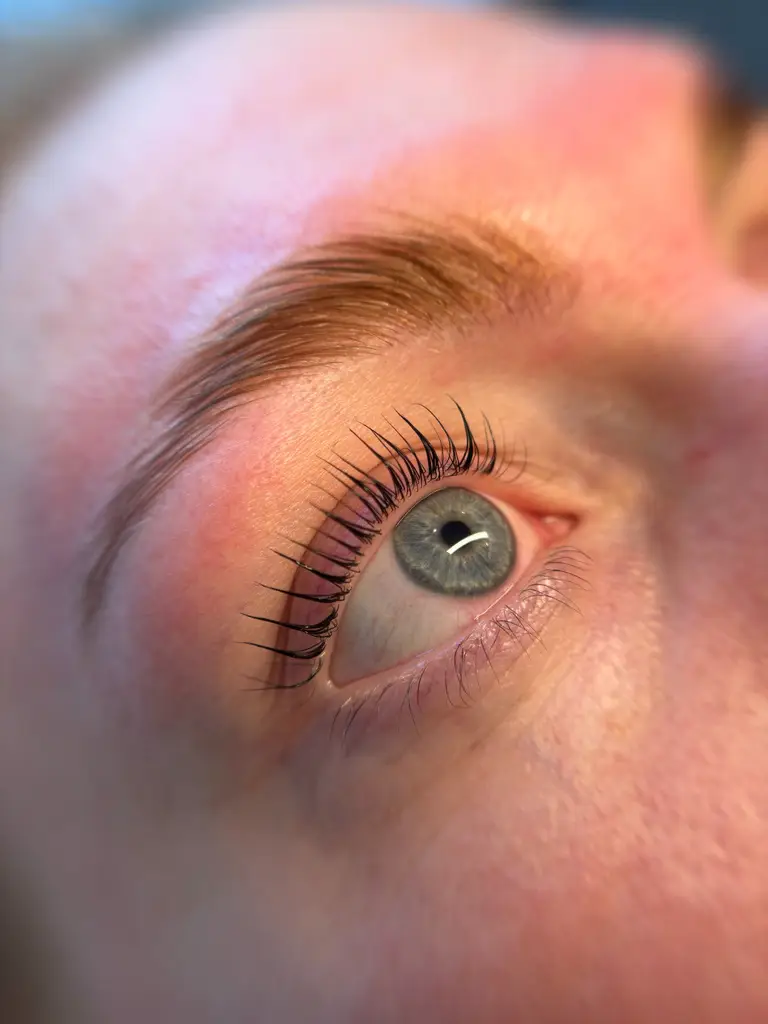 Resultat efter lash lift med lange, løftede naturlige vipper hos Brows & Beauty i Aarhus
