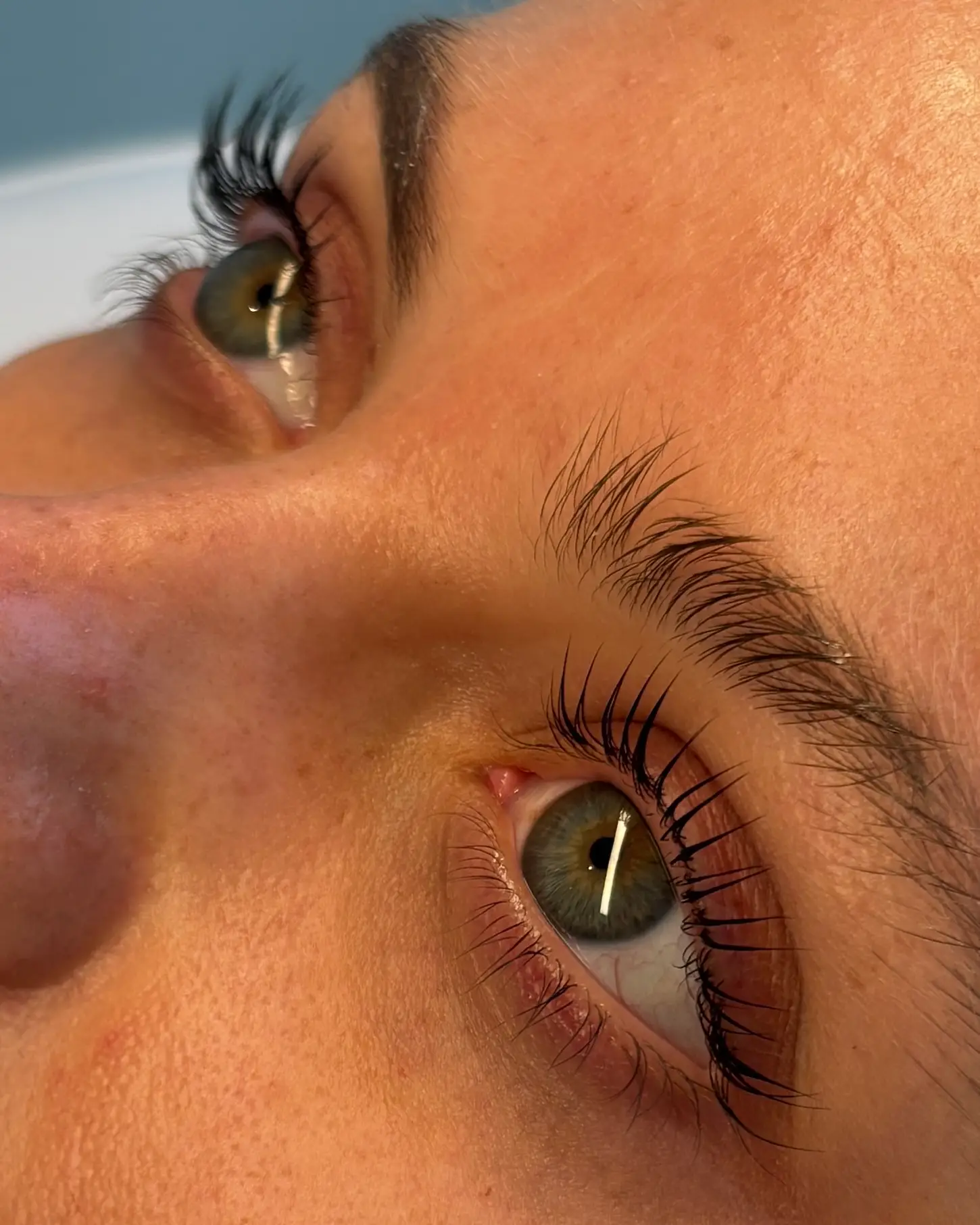Nærbillede af Lash Lift resultat med lange, løftede og separerede naturlige vipper i Aarhus