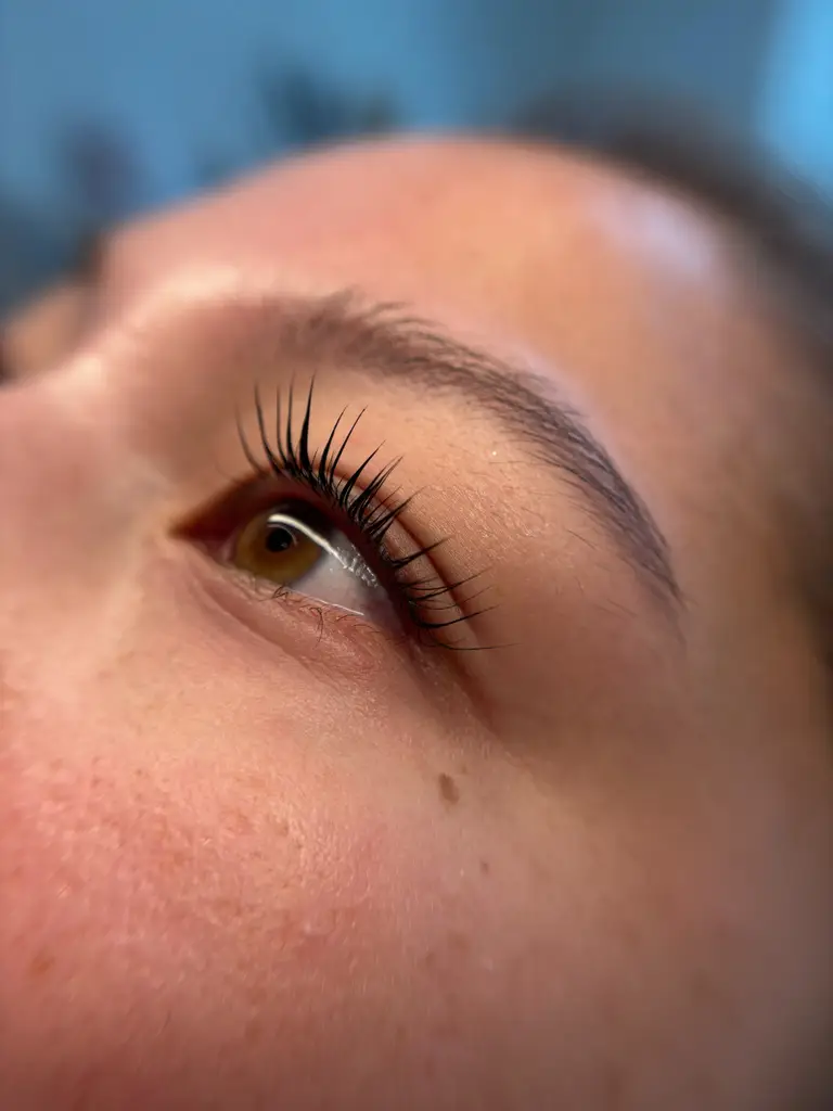 Korean Lash Lift med løftede og naturligt buede vipper hos Brows & Beauty Aarhus