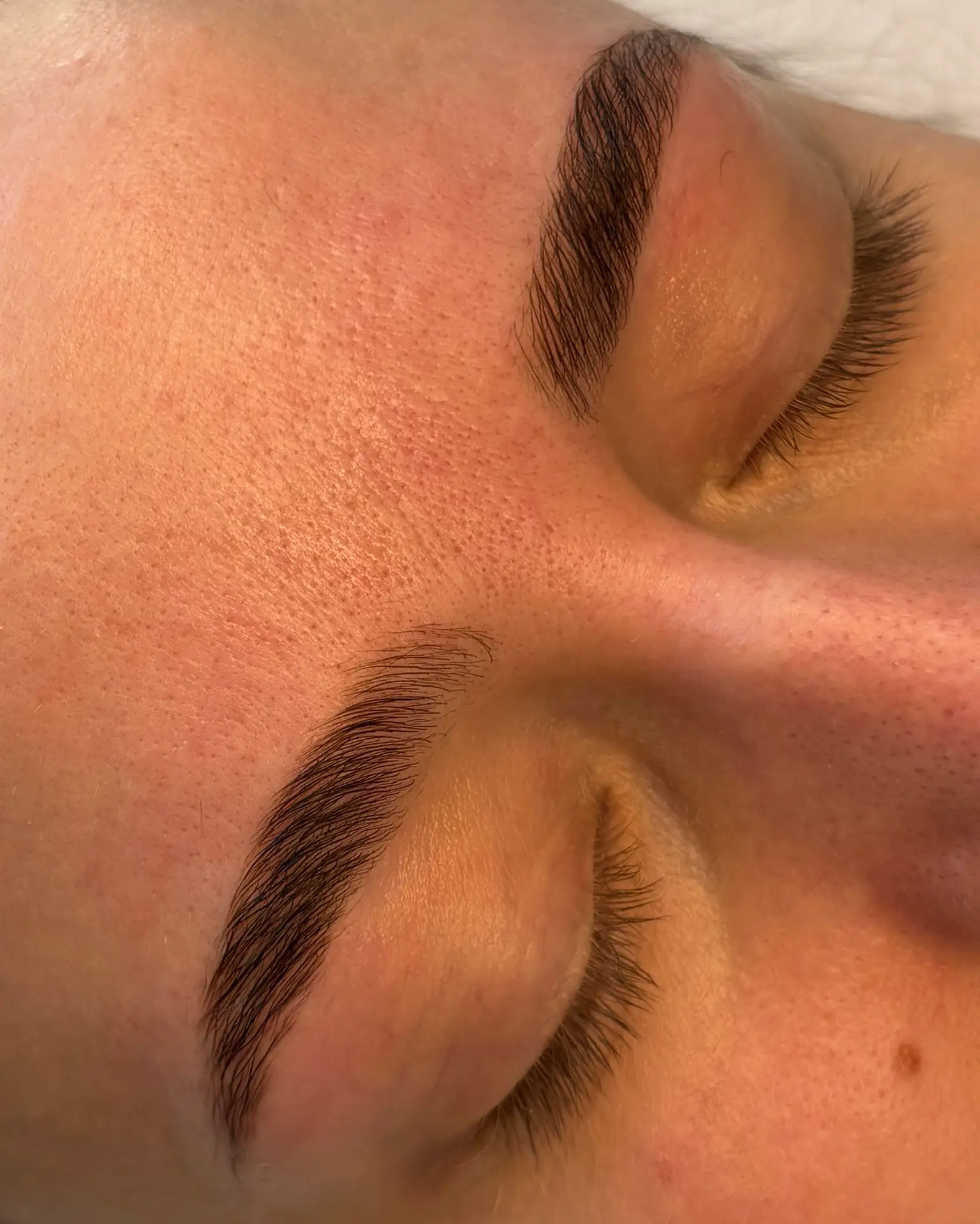 Brow Lamination resultat med naturligt løftede og formede bryn hos Brows & Beauty Aarhus